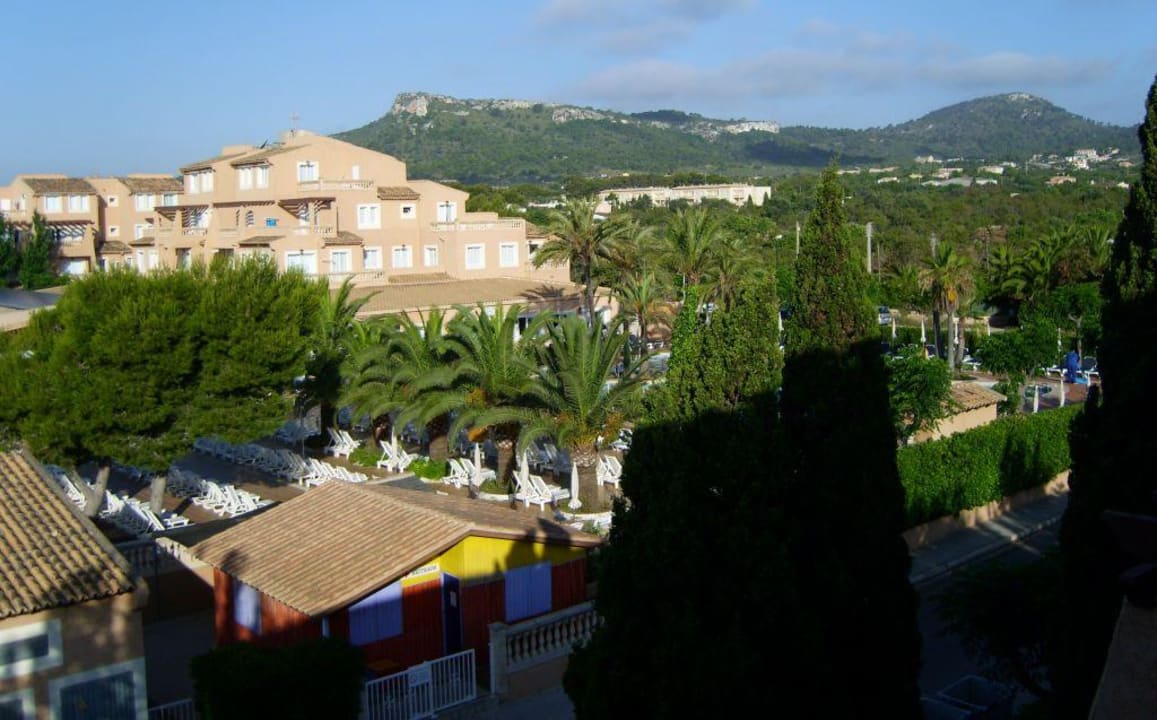 Blick Richtung Haupthaus/Pool Aparthotel Ciudad Laurel