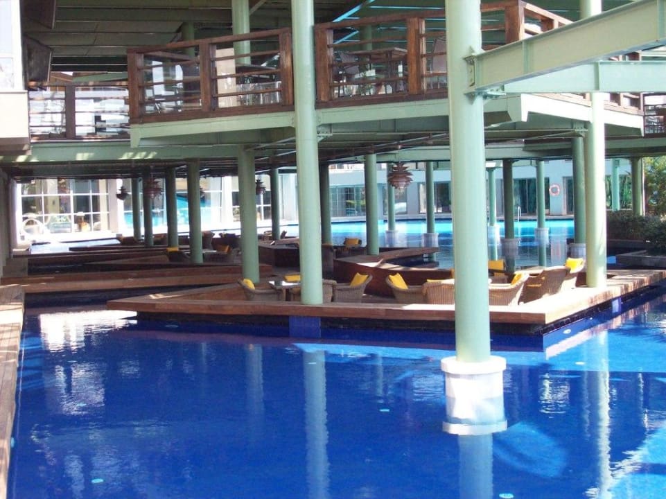 Sitzen mitten im Pool Limak Lara Deluxe Hotel & Resort