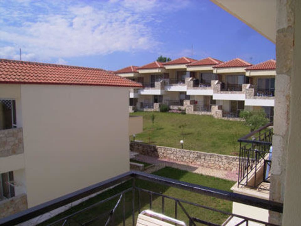 Blick vom Balkon zu den Nebengebäuden Blue Bay Halkidiki