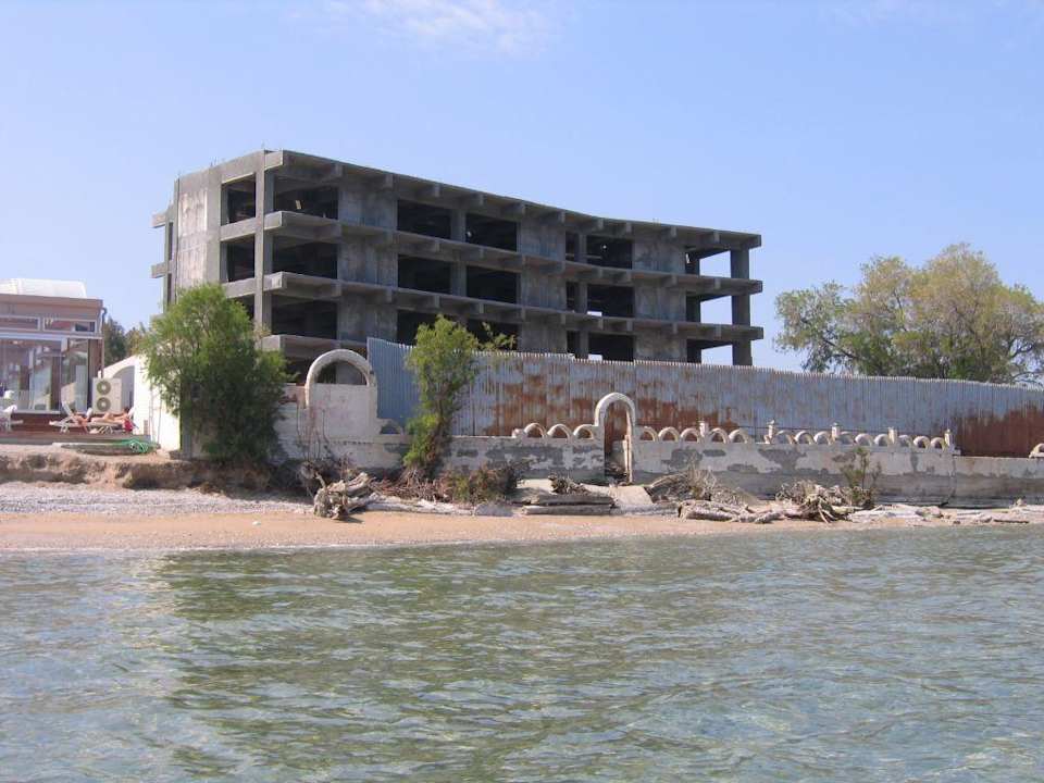 Vue sur l'hotel abandonné pris de la plage Hotel Blue Pearl