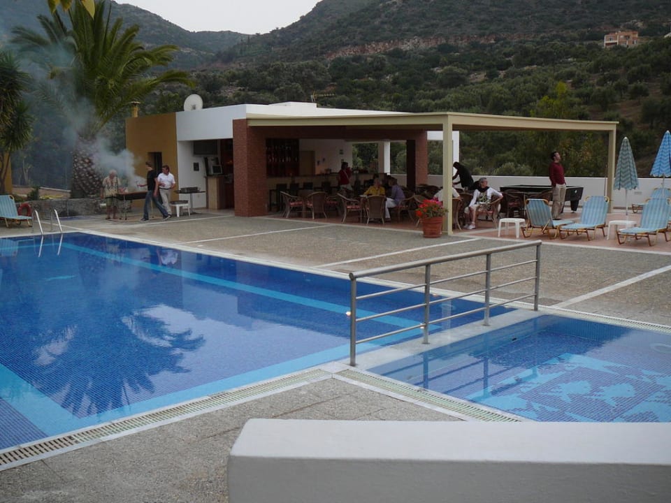 Blick auf Pool und Bar Hotel Xidas Garden