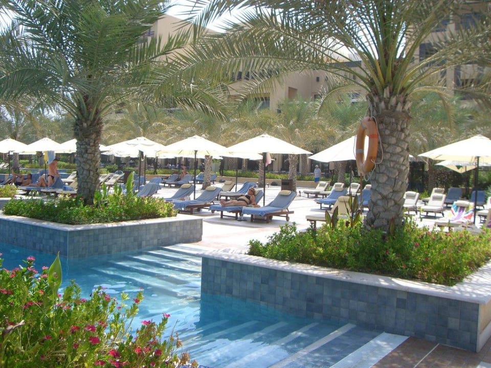 Blick vom Pool auf den Liegenbereich Rixos Al Mairid Ras Al Khaimah