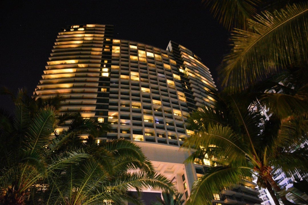 Blick auf Hotel vom Pool aus Diplomat Resort & Spa Hollywood, Curio Collection by Hilton
