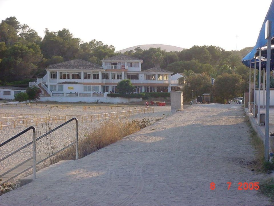 Hotelansicht vom Strand aus gesehen Flipflop Cala Romantica