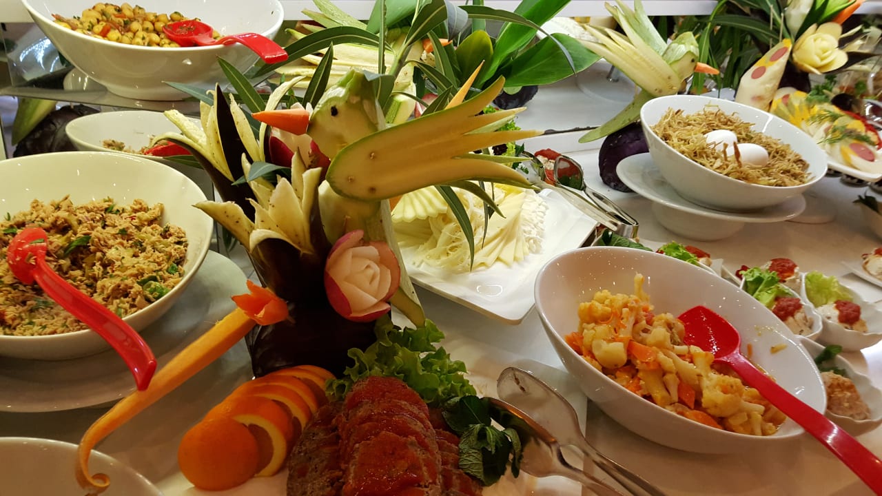 Buffet. Große Auswahl und schöne Dekoration. Salmakis Resort & Spa