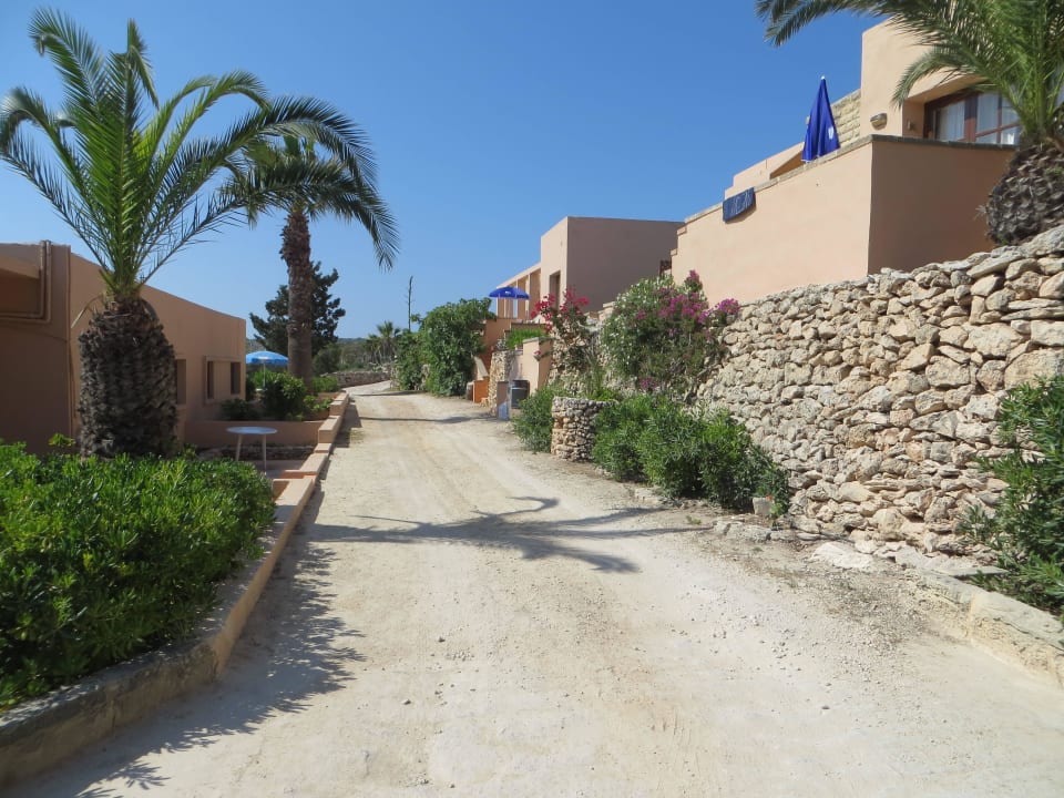 Die Wege zwischen den Bungalows Comino Hotel & Bungalows