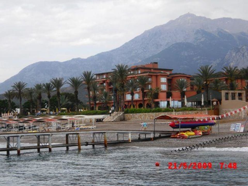 Hotel nebst Strand vom Schiff aus gesehen The Norm Oriental