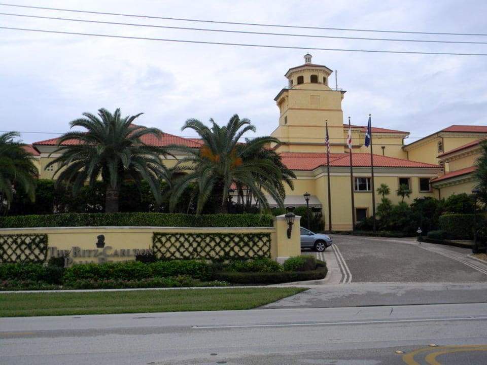 Hotelzufahrt Hotel Eau Palm Beach Resort & Spa