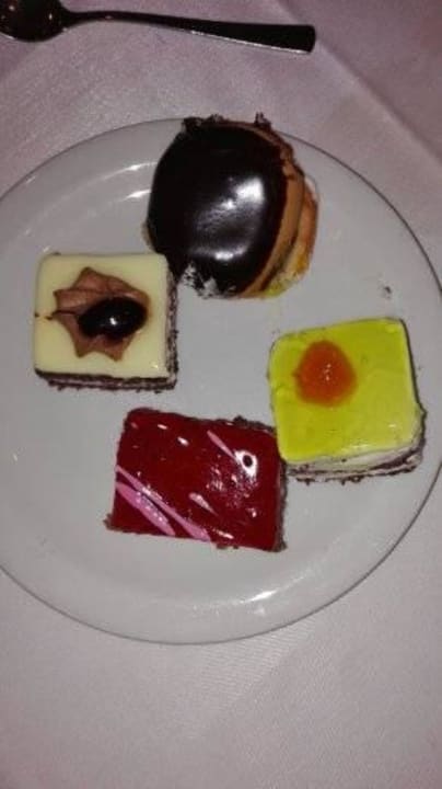 Kuchen Anissa Beach & Village