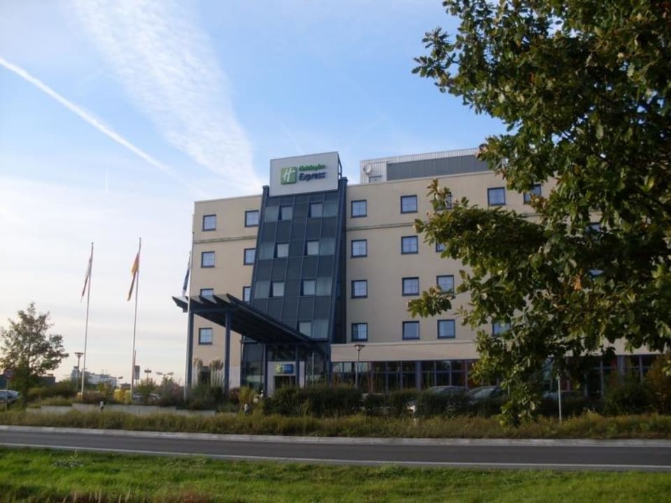 Blick über die Langener Straße Holiday Inn Express Frankfurt - Airport