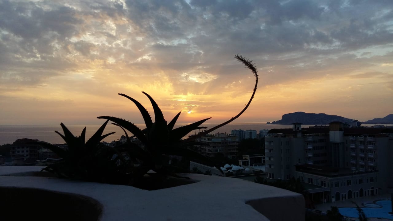 Traumhafte Sonnenuntergänge von unserem Balkon Hotel Club Paradiso