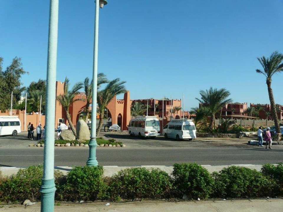 Główna  brama wjazdowa do hotelu Hotel Hauza Beach Resort