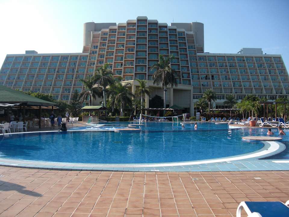Blick vom Pooleingang aufs Hotel Blau varadero - Adults only