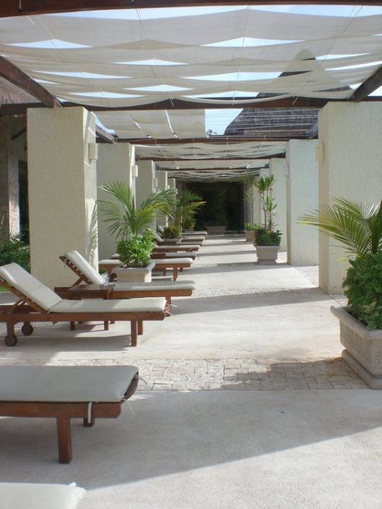 Relaxbereich am Pool im Spa Grand Palladium Select White Sand Resort & Spa