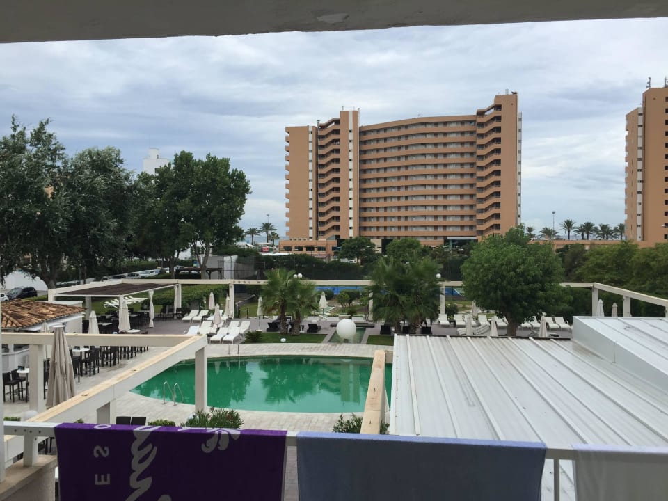 Meer ist links und rechts BG Hotel Caballero