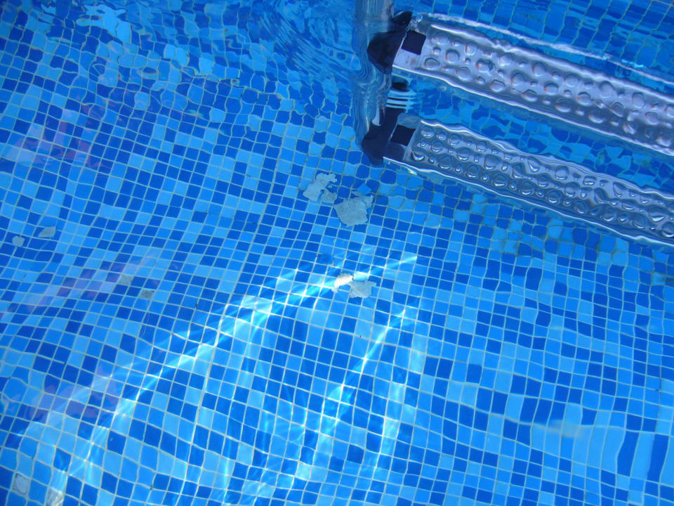 Kinderpool mit abgelöstem Fliesenkleber Sol Luna Bay