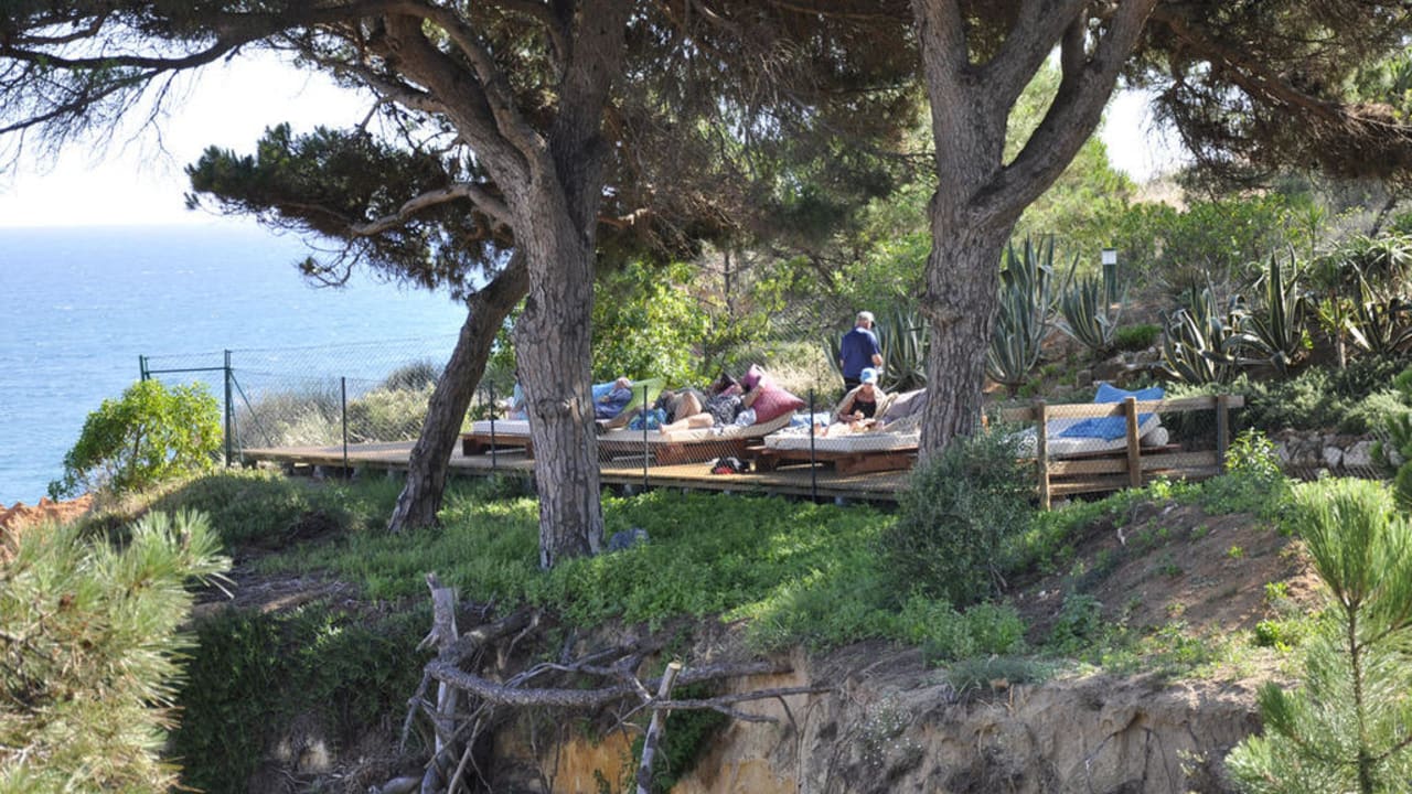 Entspannungsbereich auf der Klippe PortoBay Falésia