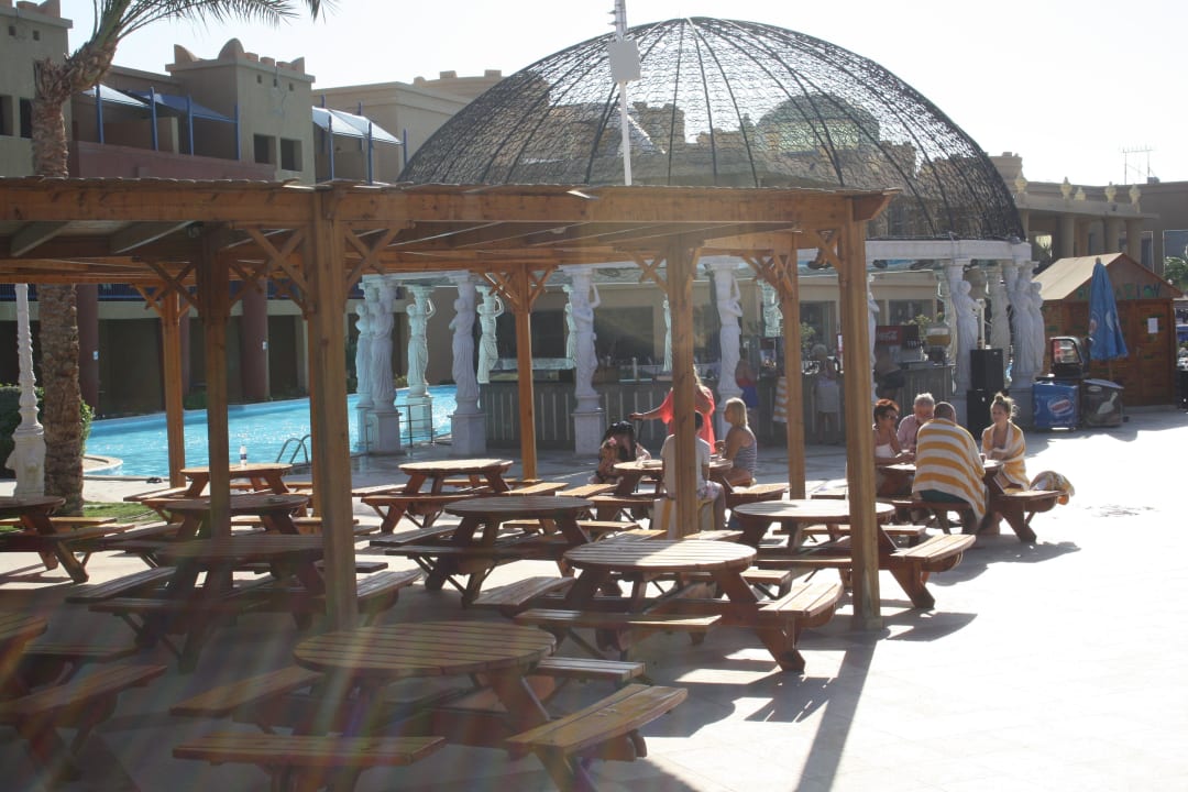 Sitzebänke an der Poolbar Hotel Titanic Palace