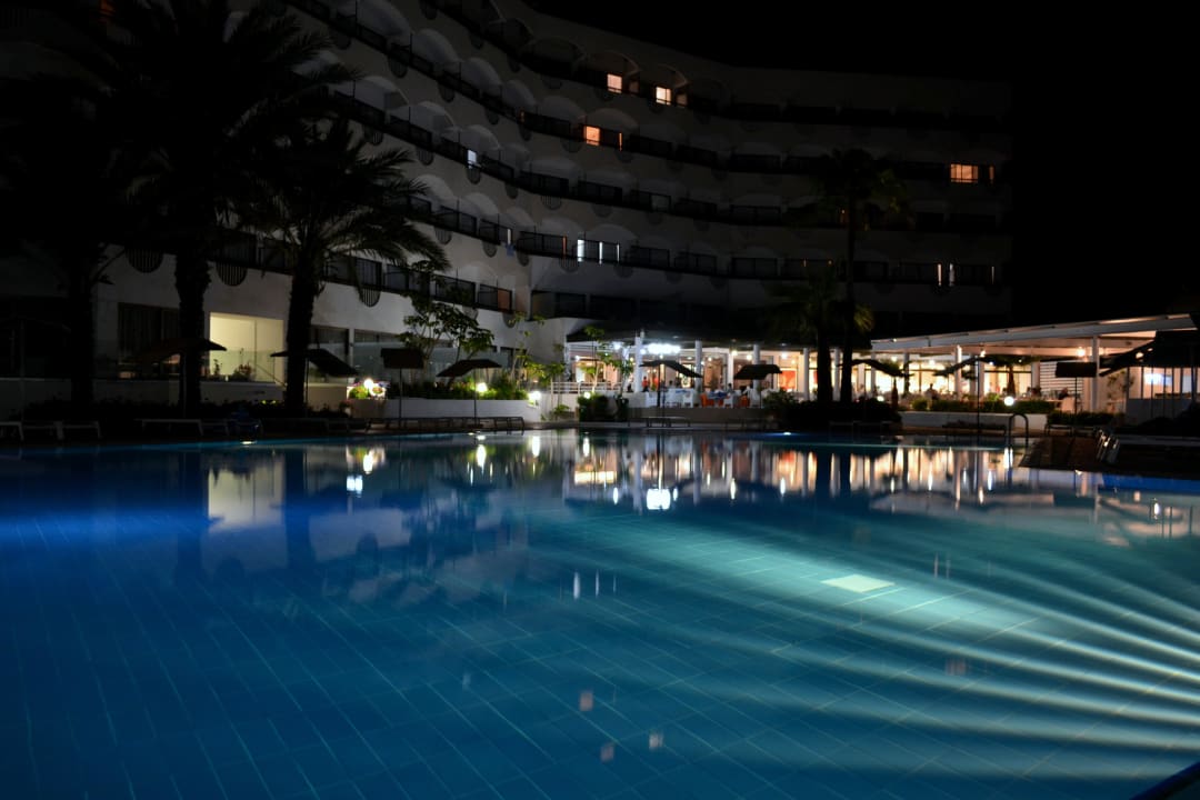 Pool + Hotel am Abend Crystal Springs Beach Hotel