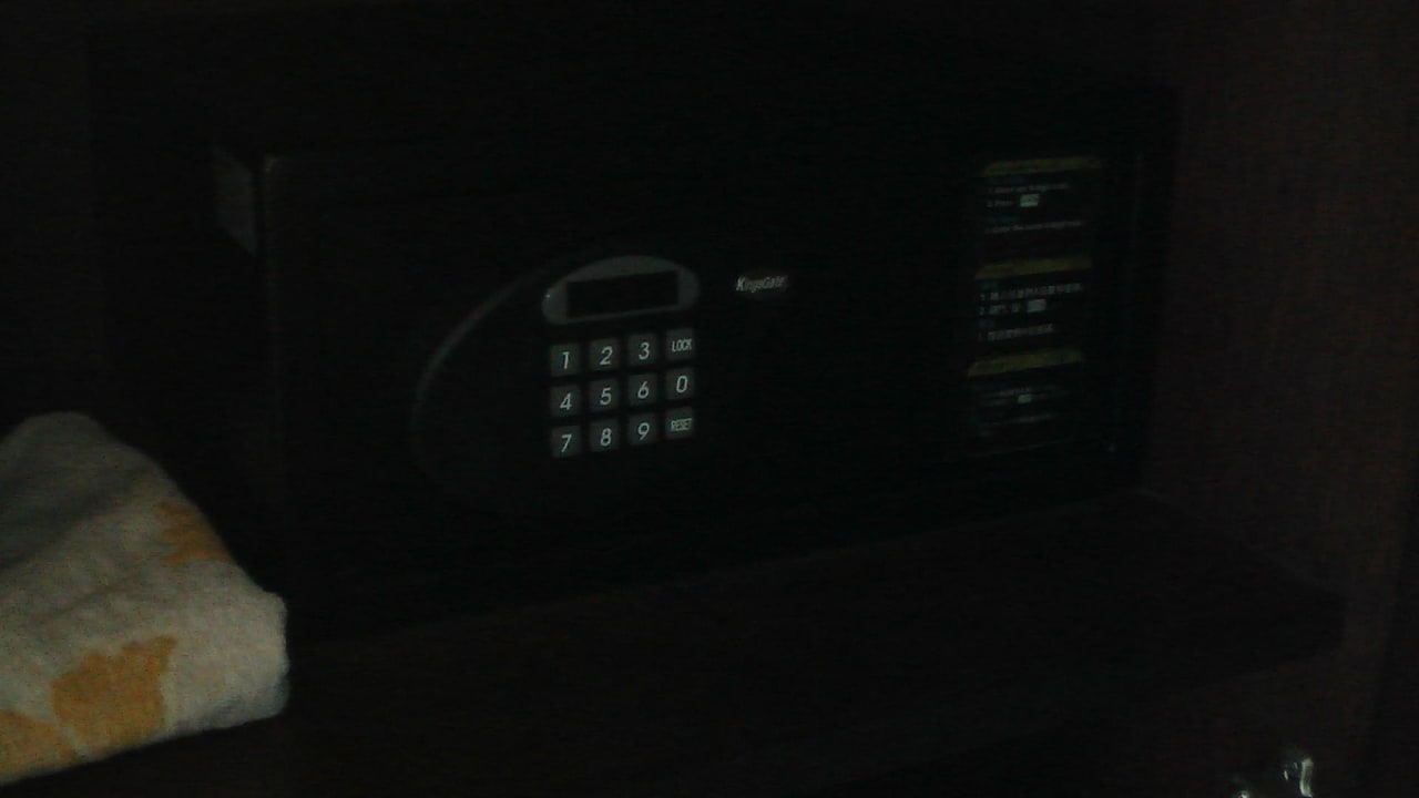 Zimmersafe - Aktivieren lassen von der Rezeption  Peace Laguna Resort and Spa