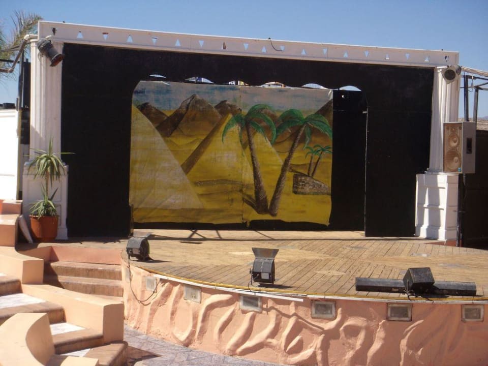 Vor der Bühnenshow Eagles Paradise Abu Soma