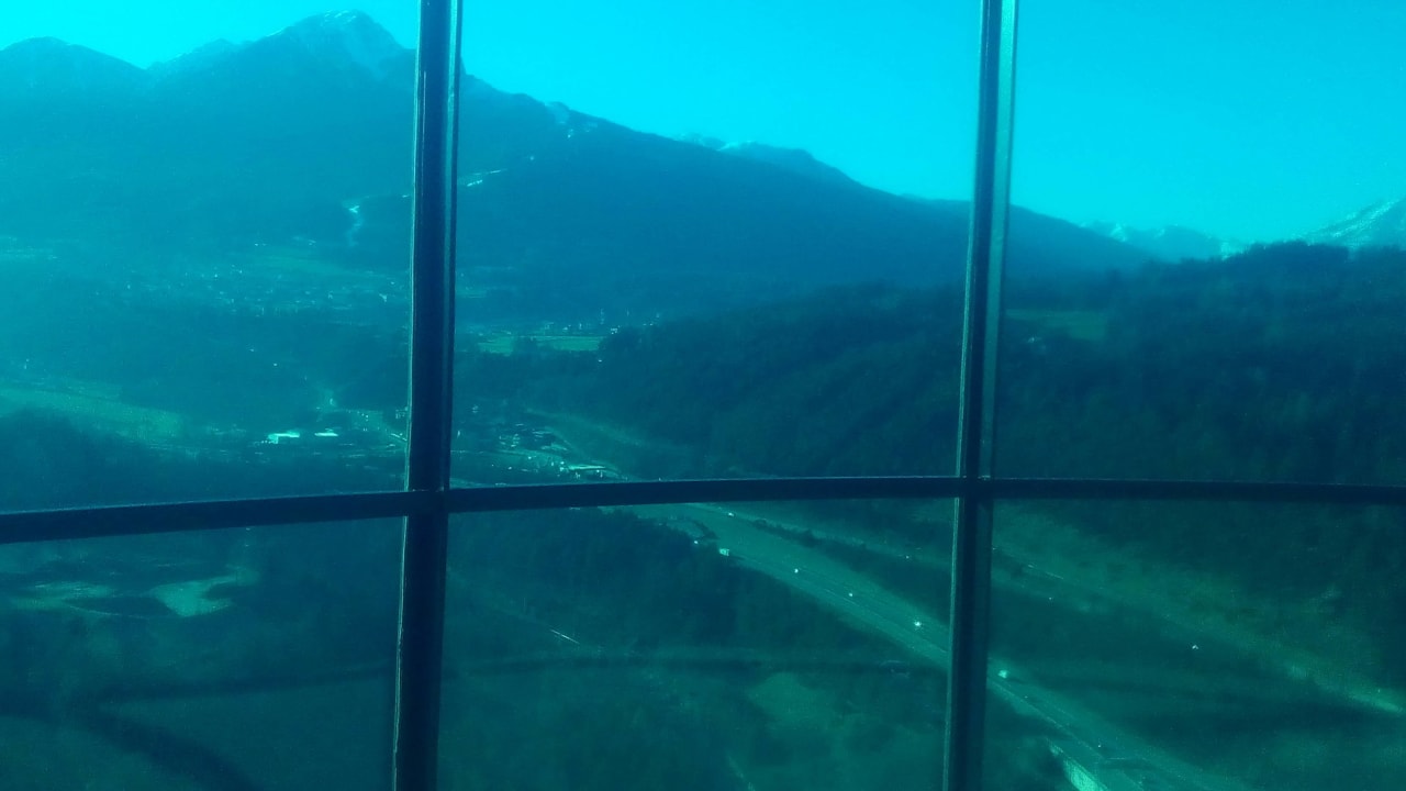 Hinter sicherem Glas im Restaurant Bergiselschanze Bergidyll & Hotel Trofana