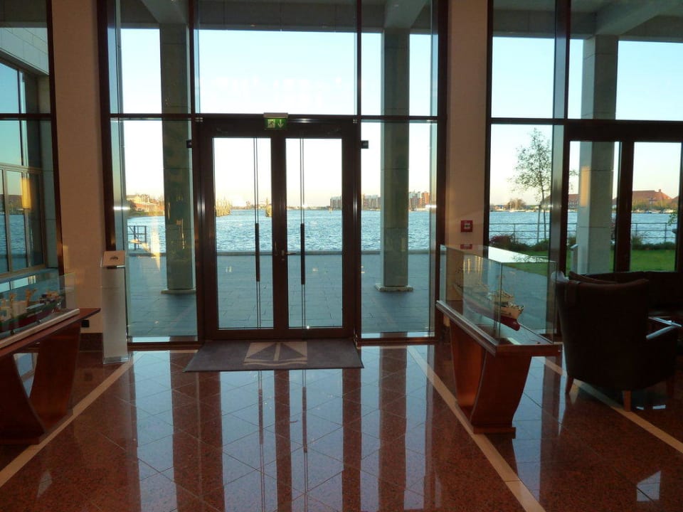 Ausgang zur Hafenseite ATLANTIC Hotel Wilhelmshaven