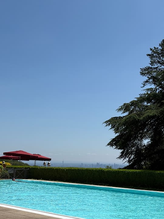 Pool Falkenstein Grand, Autograph Collection