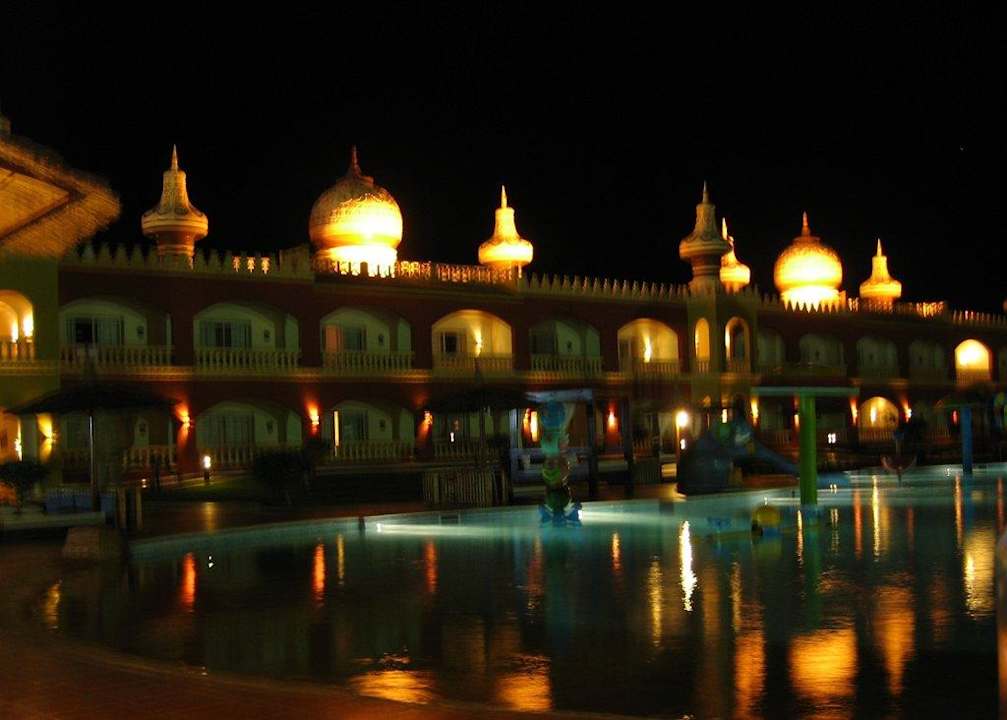 У детского бассейна Pickalbatros Alf Leila Wa Leila Resort - Neverland Hurghada