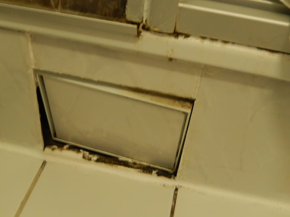 Kaputte Fliese im Bad Hotel Bellevue am Kurfürstendamm