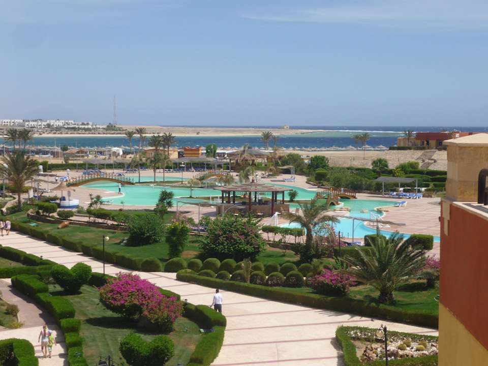 Blick vom Restaurant über die Anlage Malikia Resort Abu Dabbab