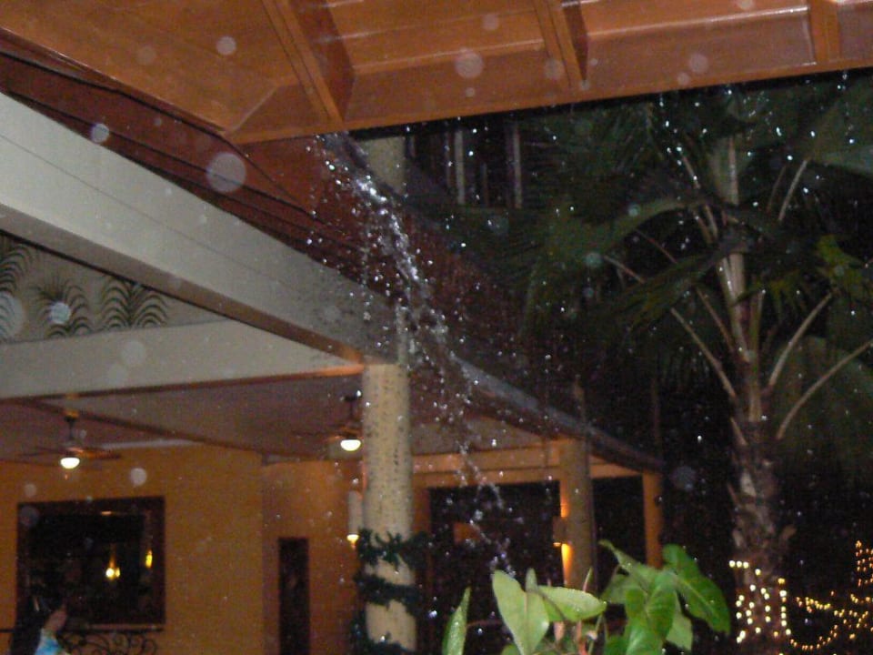 Sturzbäche beim "Tropical Storm" Hotel Grand Palladium Palace Resort, Spa & Casino