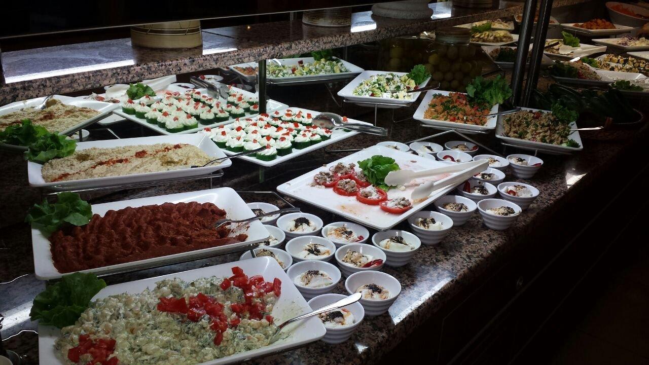 Das nett, hergerichtete Buffet Hotel Turan Prince