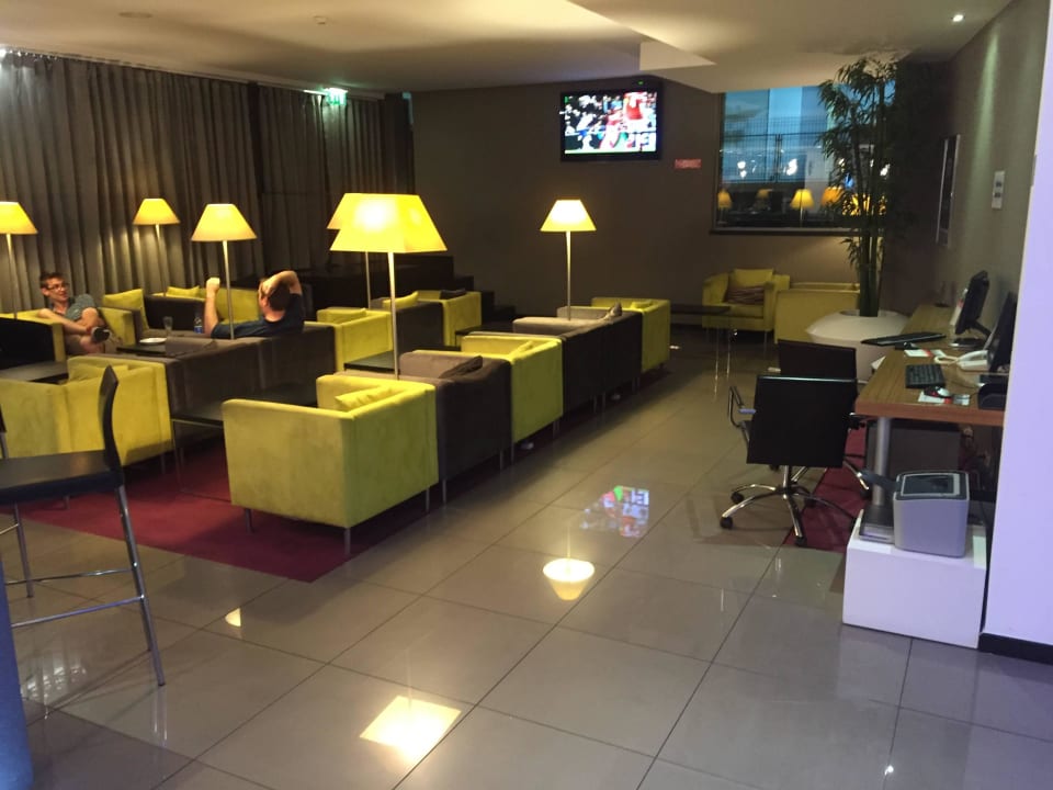 Lobby Hotel Holiday Inn Express Lisbon Airport
