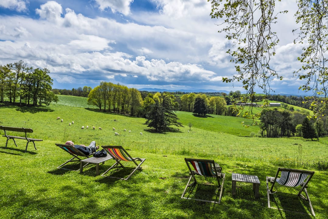 Ruhige Momente im Garten mit Pyrenäenblick Gästehaus Château d'Orion