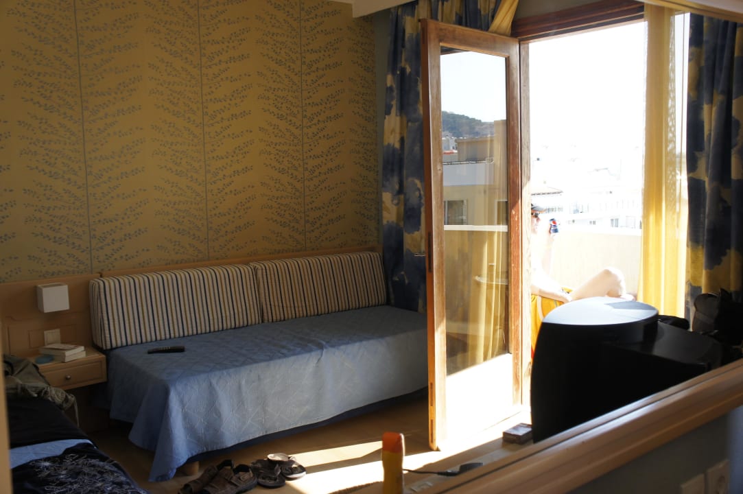 Couch und Blick zum Balkon Hotel Theartemis Palace