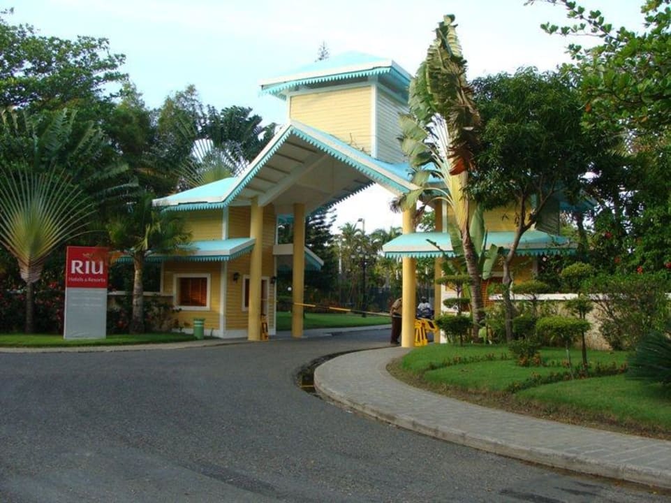 Brama wjazdowa do całego kompleksu hotelowego Senator Puerto Plata Hotel