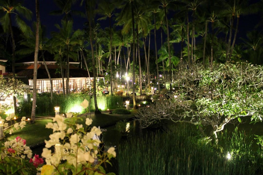 Gartenanlage bei Nacht  Paradisus by Melia Bali
