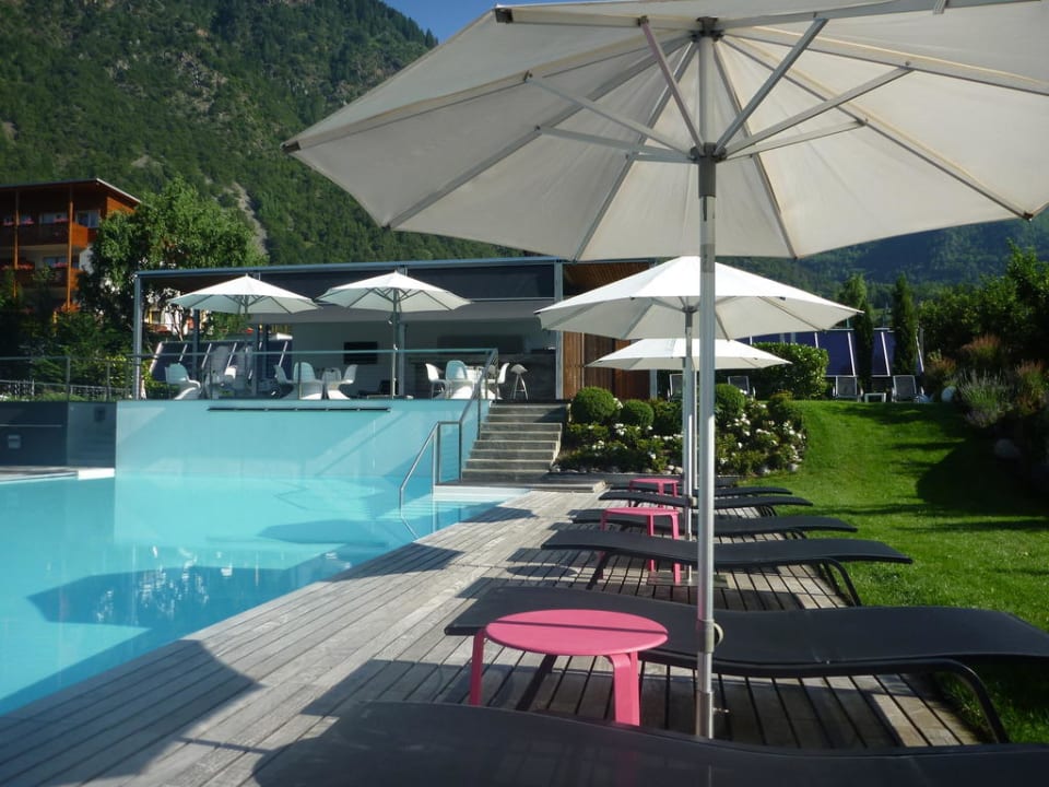 Blick auf Poolbar und Umgebung Design Hotel Tyrol