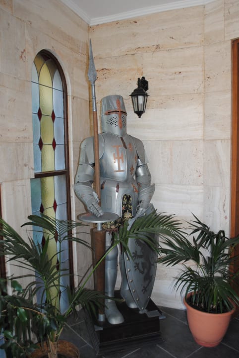 Przy wejściu do hotelu Gaia Garden Hotel