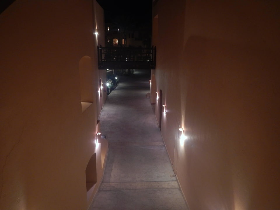 Wege durch Anlage bei Nacht Steigenberger Coraya Beach - Adults only