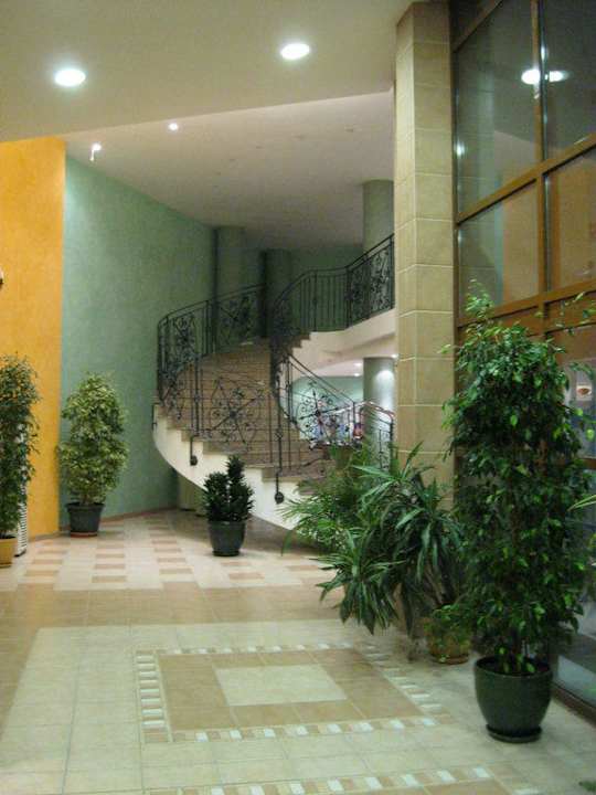 Wendeltreppe in der Lobby Hotel Hrizantema