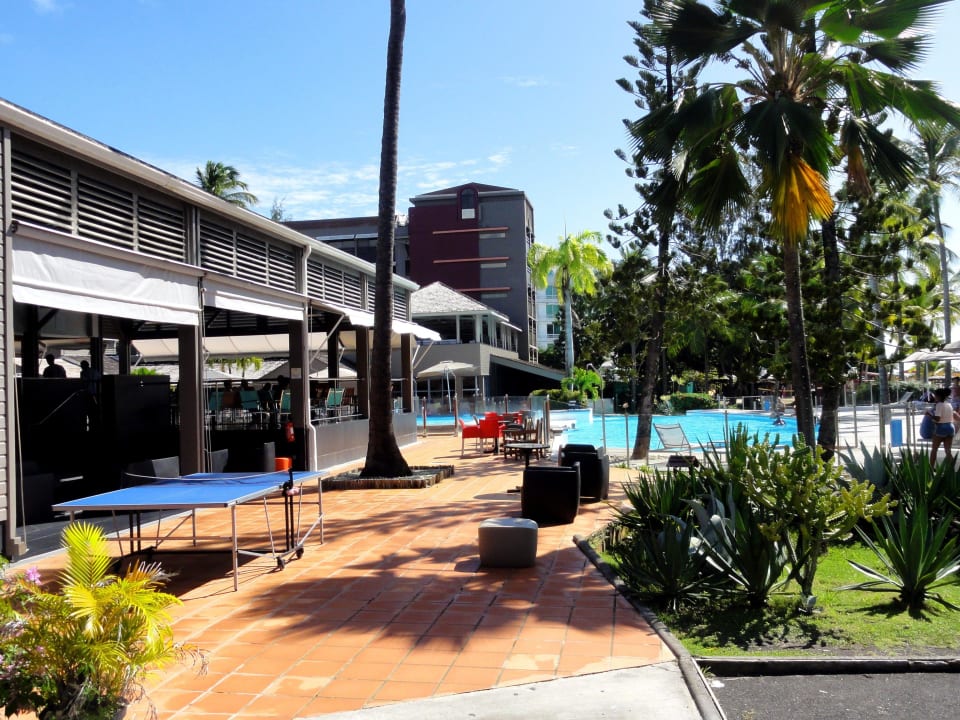 Außenansicht mit Garten, Bar und Pool La Creole Beach Hotel & Spa