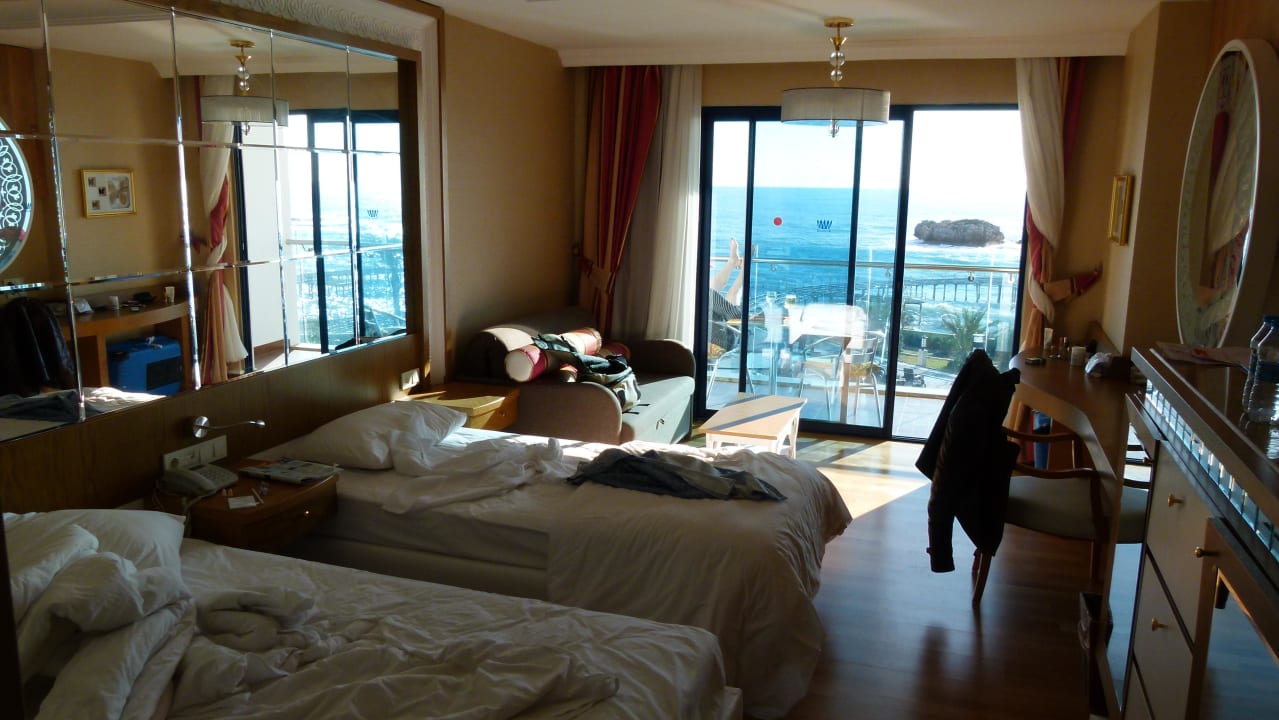 Blick vom Zimmer auf Balkon und Meer Granada Luxury Okurcalar