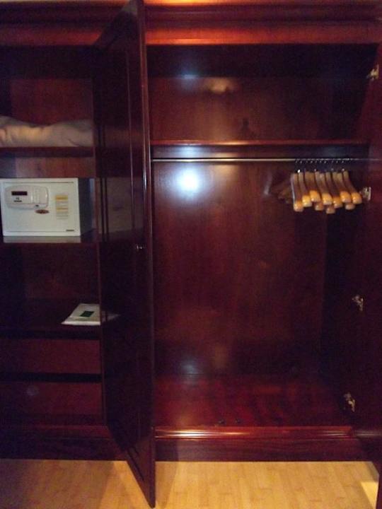 Kleiderschrank und Safe Grand Hotel Gozo