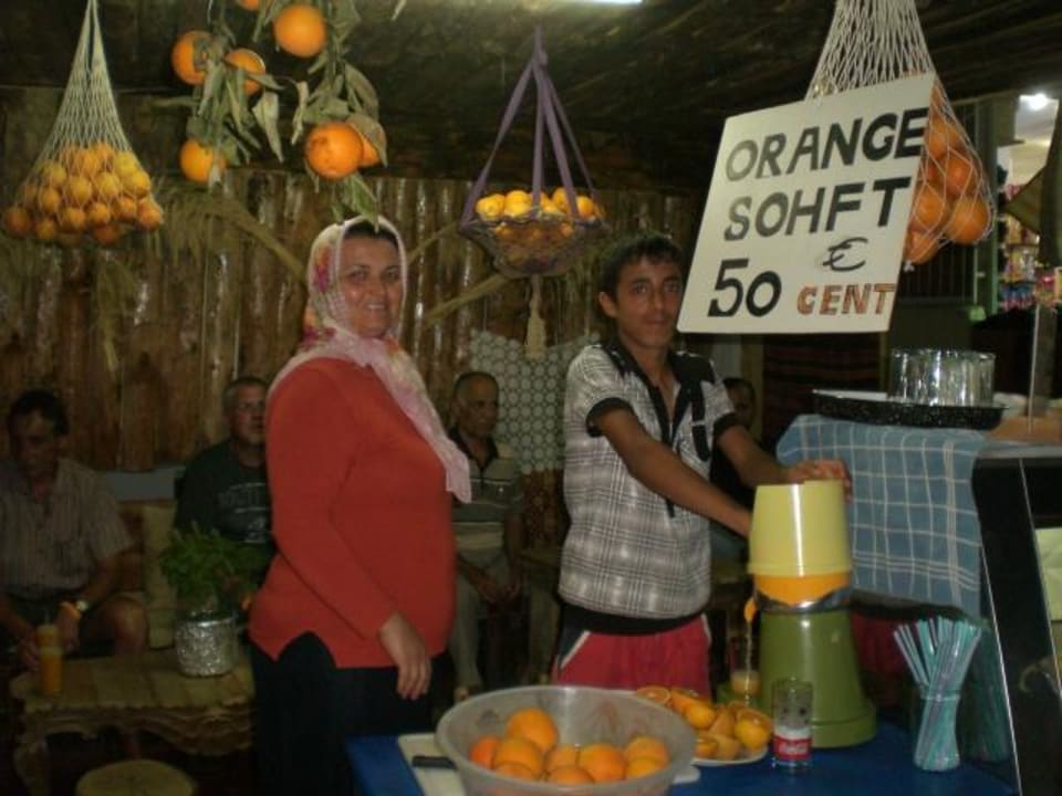 Saft Bar, Achmeds Frau und Sohn Hotel Club Paradiso