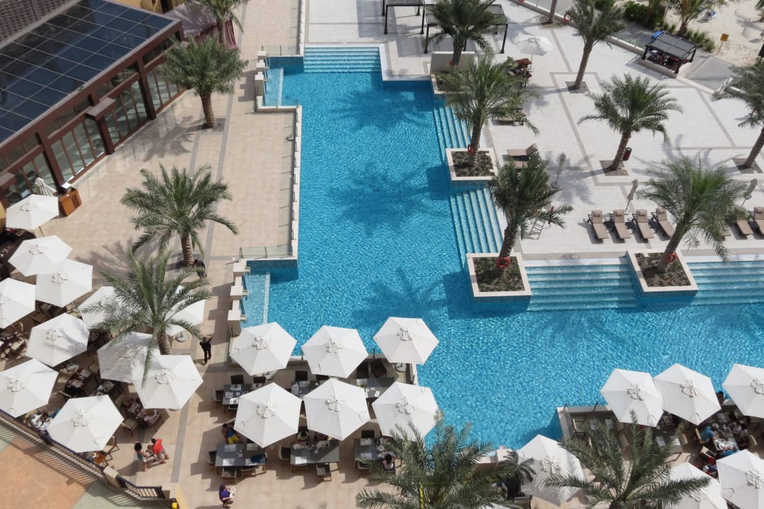 Außenbereich Restaurant und Pool DoubleTree by Hilton Resort & Spa Marjan Island