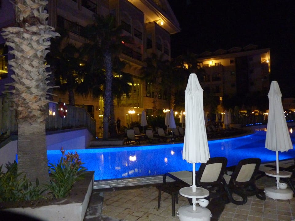 Pool bei Nacht Diamond Excellence Resort & Spa