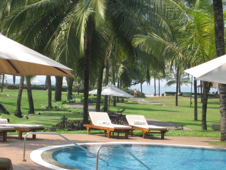 Pool Richtung Meer Hotel The Leela Goa