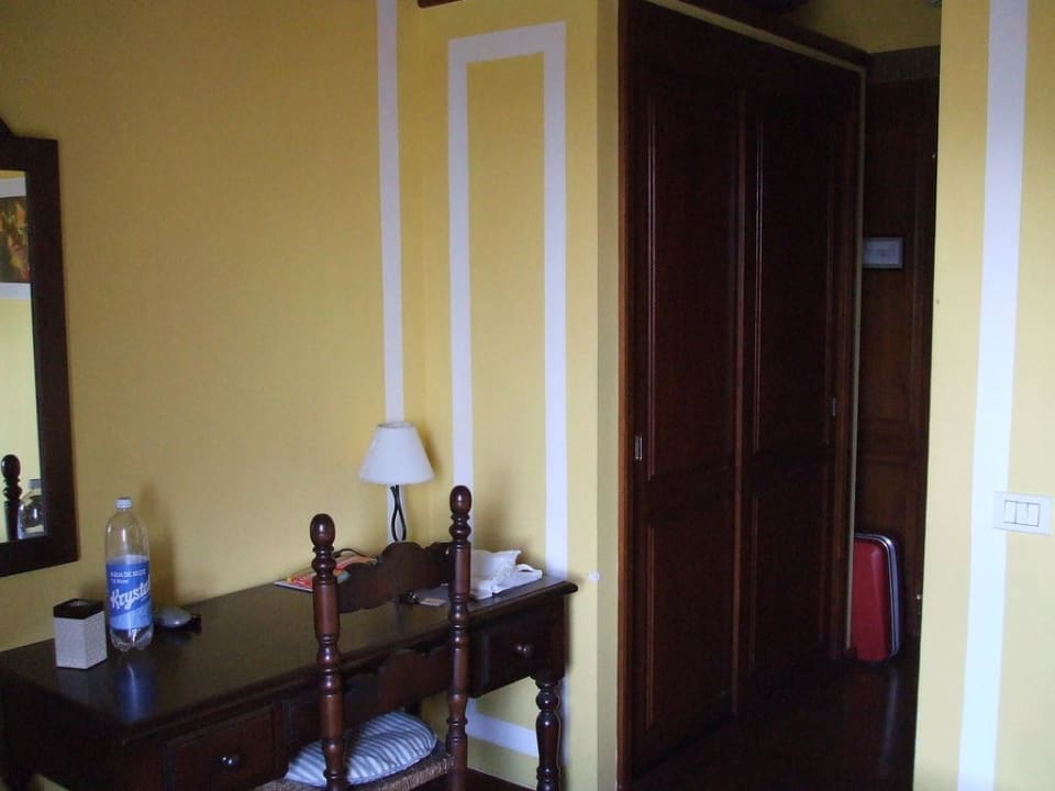 Schreibplatz und Schrank Hotel Ibo Alfaro